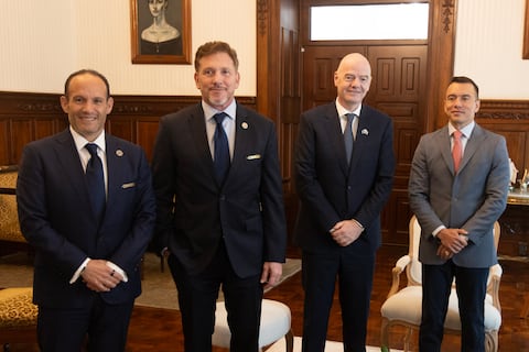 Daniel Noboa se reúne con Gianni Infantino, Francisco Egas y Alejandro Domínguez en Carondelet para impulsar el fútbol en Ecuador