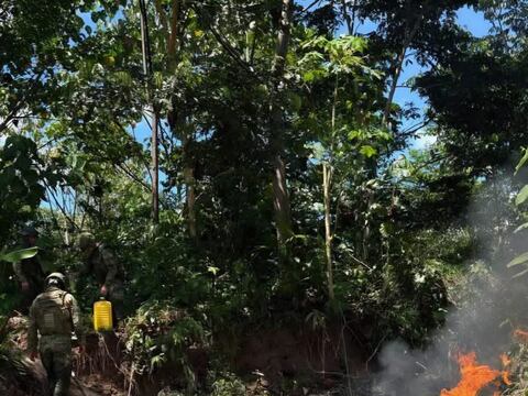 Operación militar destruye 6 dragas de minería ilegal en Napo y Morona Santiago