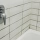 Poner esto en la ventana: el truco de los abuelos para eliminar el moho de baños sin productos químicos