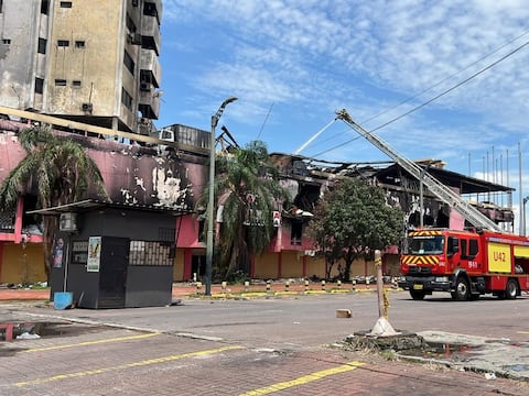 Bomberos se trasladan al edificio Multicomercio por nueva alerta de salida de humo