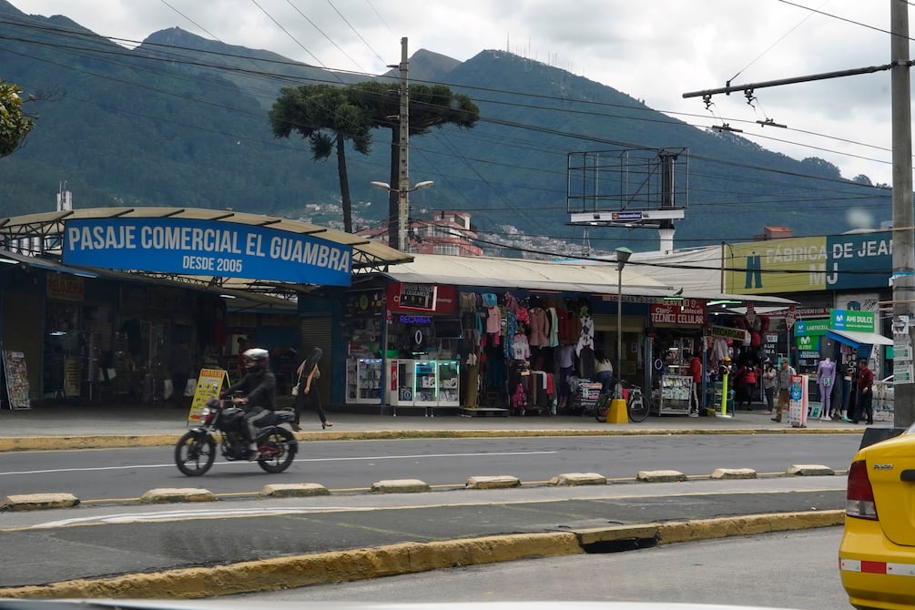 Prostitución, comercio informal y extorsión, entre los problemas que afectan a negocios en el Puente del Guambra