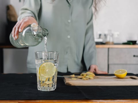 Los 7 secretos detrás del agua con limón: Este hábito que tiene más beneficios de lo que imaginas