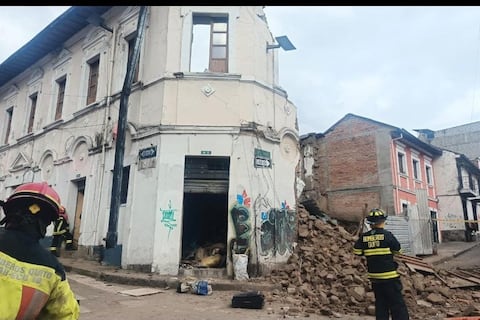 Dos personas rescatadas tras colapso de vivienda en el centro de Quito