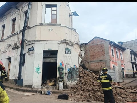 Dos personas rescatadas tras colapso de vivienda en el centro de Quito