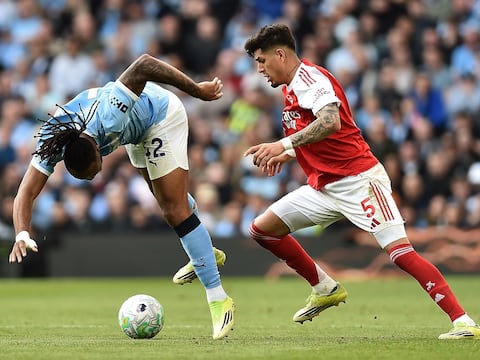¡Con autoridad! La milagrosa salvada de Piero Hincapié durante el partido entre Manchester City y Arsenal por la Premier League