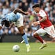 ¡Con autoridad! La milagrosa salvada de Piero Hincapié durante el partido entre Manchester City y Arsenal por la Premier League