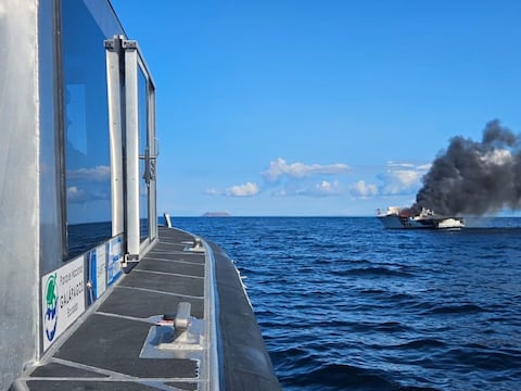 Incendio en embarcación turística en Galápagos: 21 personas fueron evacuadas