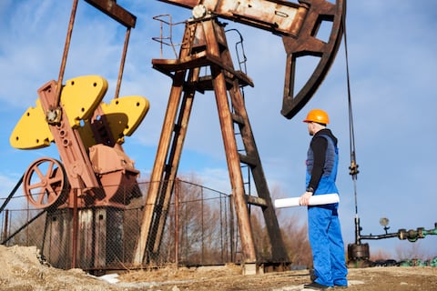 El petróleo brent cierra la jornada justo por encima de los $ 100 por barril