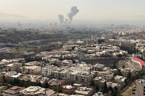 En Irán y Emiratos Árabes Unidos se reportan muertos por ataques que incluyen a bases militares de Estados Unidos