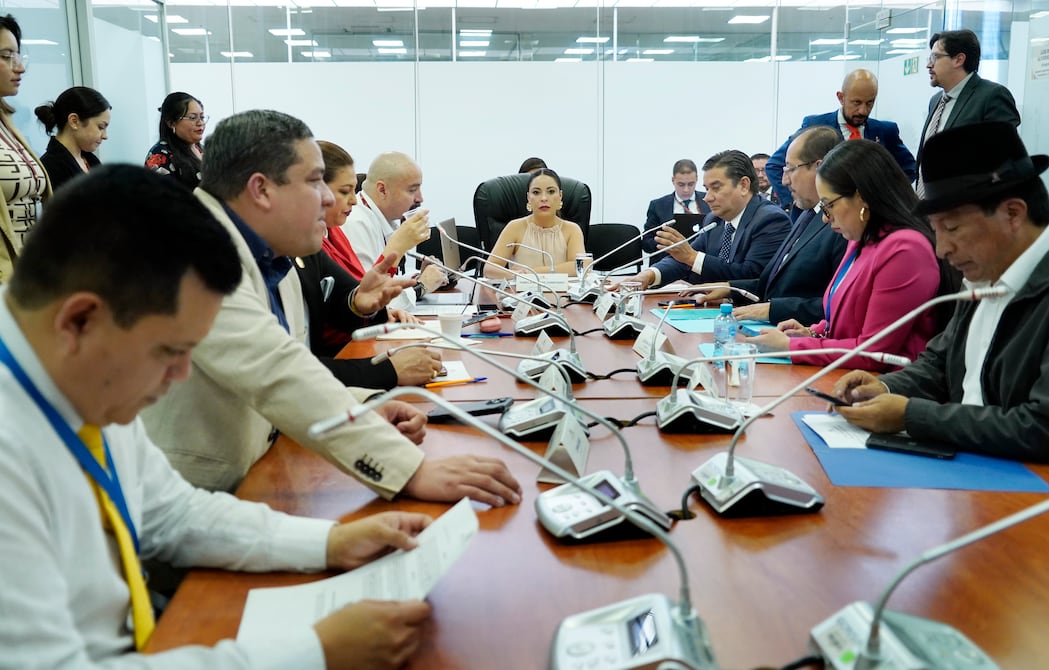 Comisión de Fiscalización sesionará este sábado para analizar sentencia que ordena reactivar juicios políticos a exministros