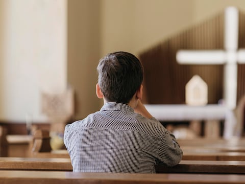 Disminuye la población católica en América Latina y aumenta la de quienes no se identifican con ninguna religión, aunque la fe en Dios persiste