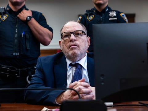 Juez declara nulo el juicio por acoso sexual a Harvey Weinstein