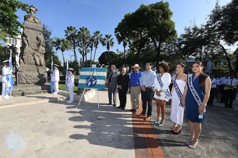 Colocan ofrenda floral al pie del monumento de Sebastián de Benalcázar