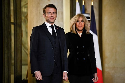 Emmanuel Macron y su esposa, Brigitte, presentarán evidencia científica que demuestra que ella es mujer