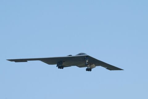 El arma secreta del bombardero furtivo de la Fuerza Aérea de Estados Unidos es un inodoro: comida y agua a bordo también ayudan para misiones de más de 30 horas