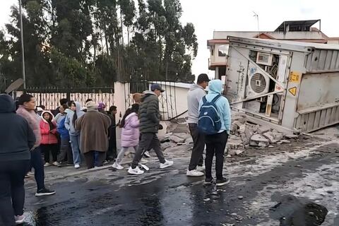 Mujer muere aplastada por contenedor cuando esperaba bus, su hijo pequeño resultó herido en Ambato