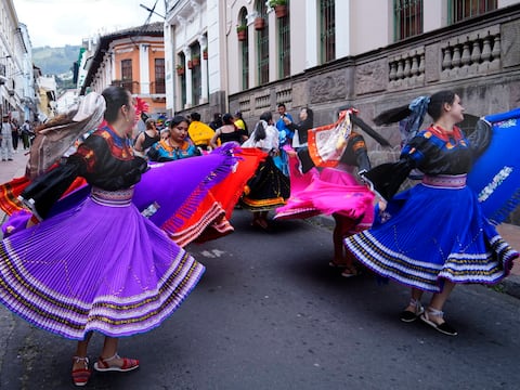 La Bomba del Chota y la cumbia avivan el desfile de los mercados por las fiestas de Quito