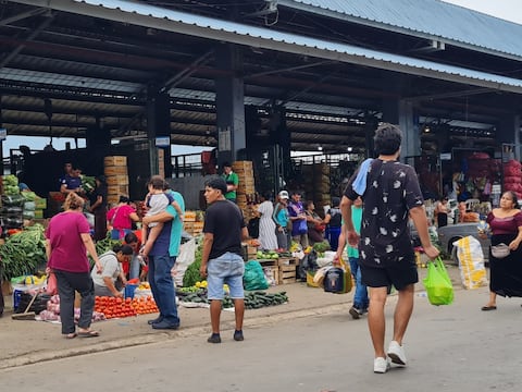 Mercado de Montebello acopla su movimiento comercial tras la primera jornada de toque de queda: ‘A la gente le tocó ajustar horarios y comprar con tiempo’