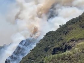 Bomberos de varios cantones siguen labores para sofocar incendio forestal en Baños de Agua Santa