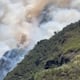 Bomberos de varios cantones siguen labores para sofocar incendio forestal en Baños de Agua Santa