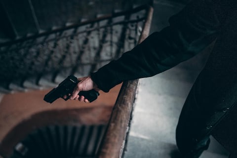 Apuntó a sus vecinos con arma no letal durante altercado en Guayaquil: ¿puede ser procesada una persona por esto?
