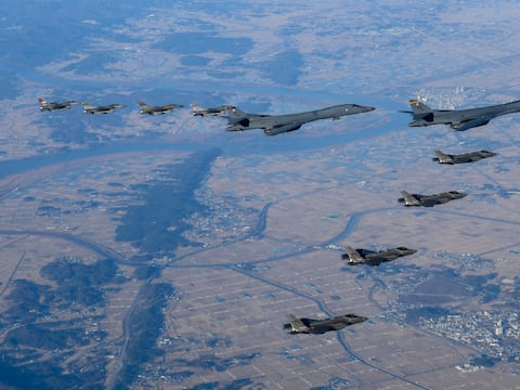 Fue expiloto de combate de EE. UU. por 24 años y al salir entrenó a Ejército chino, es acusado de conspiración