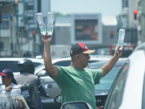 ‘No se aguanta estar sin una botellita de agua que refresque en la calle’: altas temperaturas dinamizan venta de agua desde $ 0,25