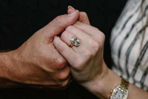 El enorme y significativo anillo de compromiso de Taylor Swift que fue diseñado por Travis Kelce, su prometido