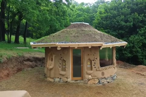 Tan solo 5 semanas para tener una casa de barro, paredes esculpidas y un techo que actúa como pequeño jardín colgante