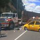 Cierre total de la avenida Simón Bolívar, sentido norte-sur, por siniestro de tránsito entre un tráiler y un taxi