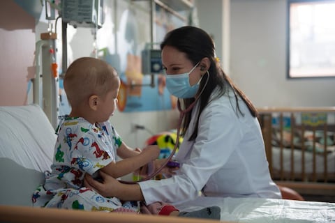 ¿Cuándo la fiebre se convierte en síntoma de cáncer infantil?: jefe del área de Pediatría Oncológica de Solca explica la necesidad de diagnóstico rápido