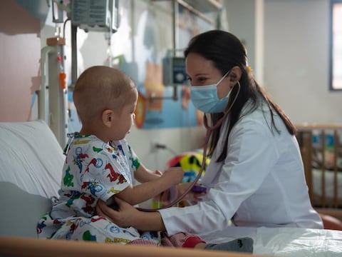 ¿Cuándo la fiebre se convierte en síntoma de cáncer infantil?: jefe del área de Pediatría Oncológica de Solca explica la necesidad de diagnóstico rápido