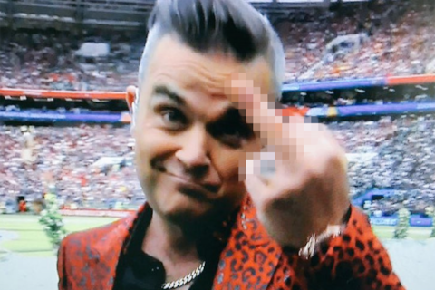 Cadena Fox se excusa por el gesto obsceno de Robbie Williams