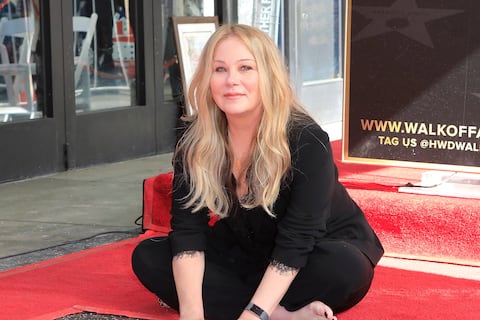 La actriz Christina Applegate está hospitalizada en medio de su lucha contra la esclerosis múltiple