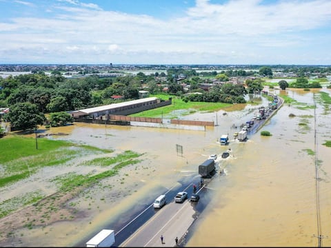 Canoa con catorce personas naufraga en el sector La Chorrera, en Los Ríos