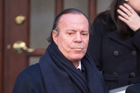 Dos exempleadas denuncian agresiones sexuales de Julio Iglesias, según medios en español