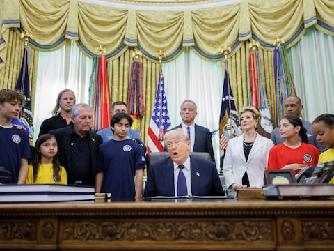 Donald Trump dice ante un grupo de niños que se ejercita ‘un minuto al día’