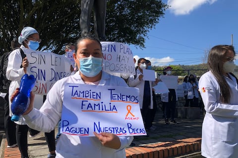 Altos costos y falta de remuneración llevan a médicos a migrar para especializarse, pero gobierno anuncia pago de residencia a posgradistas