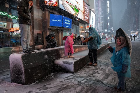 Nueva York prohíbe la circulación de autos por tormenta invernal