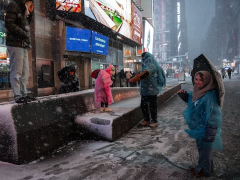 Nueva York prohíbe la circulación de autos por tormenta invernal