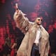 Maluma interrumpe su concierto para reprender a una fan que llevó a su bebé de un año: ‘Un acto de irresponsabilidad’