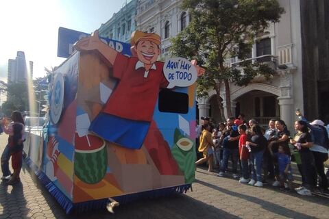 ‘Necesitamos un momento de distracción’: los guayaquileños disfrutaron del desfile de carros alegóricos en la avenida 9 de Octubre