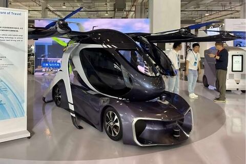 Un prototipo de auto volador chino superó las pruebas y recorrió 80 kilómetros en el aire