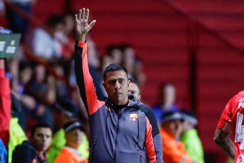 César Farías rompe en llanto tras clasificar con Barcelona SC a la fase 3 de la Copa Libertadores: ‘Los venezolanos no tenemos visa para muchos lugares y tener cerca a la familia no es fácil’