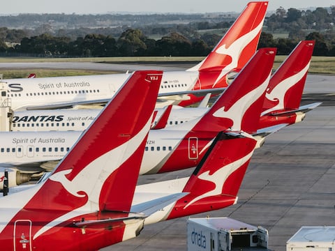 Incidente aéreo en Australia: un vuelo de Qantas aterriza de emergencia por humo en la cabina