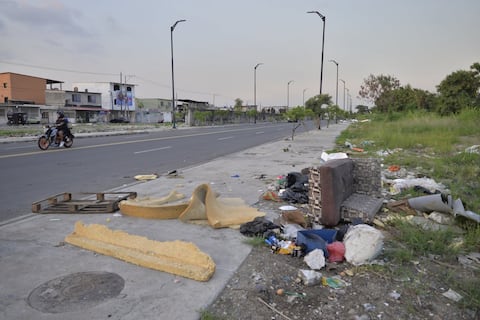 Vecinos de Los Vergeles piden atención por acumulación constante de desechos en terreno aledaño a vía: ‘Viene gente de otro lado a dejar desperdicios’