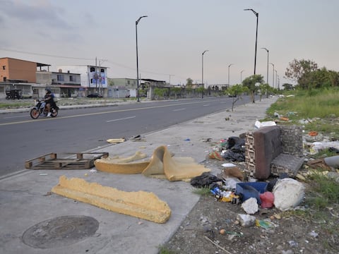 Vecinos de Los Vergeles piden atención por acumulación constante de desechos en terreno aledaño a vía: ‘Viene gente de otro lado a dejar desperdicios’