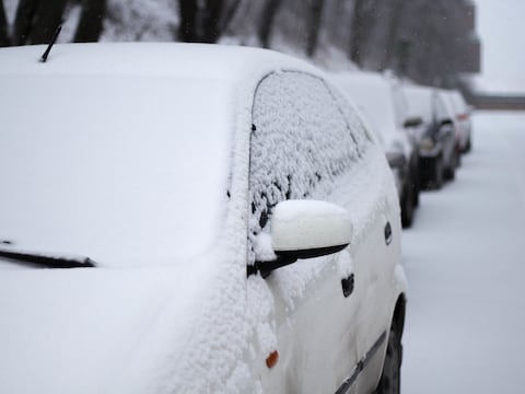 Cómo quitar el hielo del parabrisas: el truco más fácil y económico que no daña ni raya el cristal