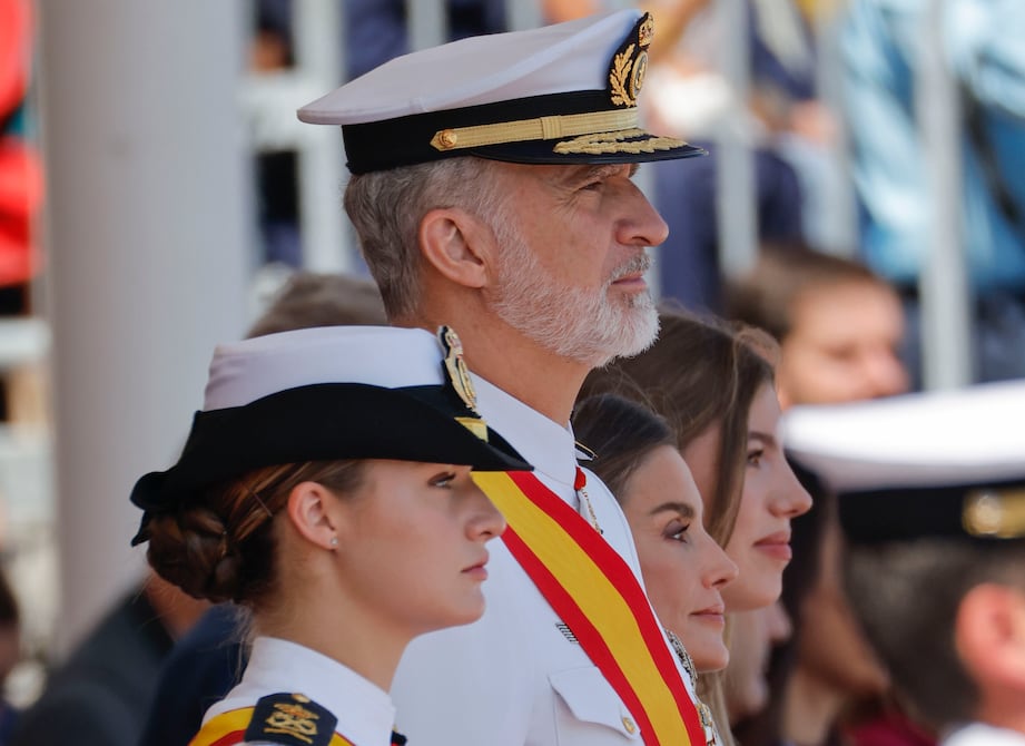 La princesa Leonor termina su formación naval condecorada por su padre, el rey Felipe VI