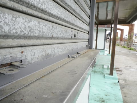 ‘Los pasos quedaron como otros, solo para cruzar rápidamente’: quioscos en pasos peatonales del norte aún no operan totalmente